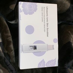 Ultrasonic skin scrubber